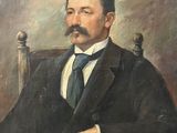 tableau représentant un homme en costume-cravate, assis sur une chaise