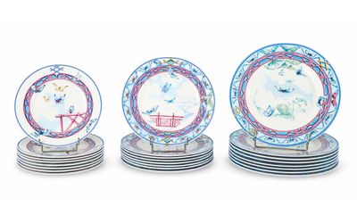 quatre assiettes sont empilées les unes sur les autres sur une surface blanche