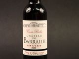 une bouteille de vin posée sur une table