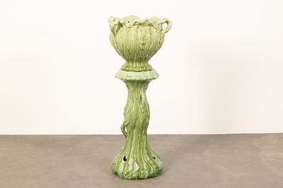 un vase vert posé sur une table