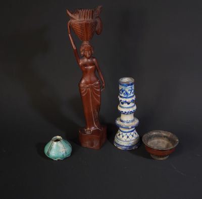 trois vases et une statue de femme sur fond noir