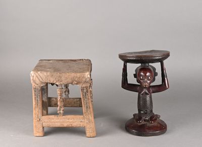 deux petits tabourets en bois et un petit tabouret en bois sur lequel est représenté un homme tenant un bol