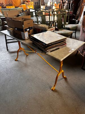 une table avec beaucoup d'objets dans une pièce