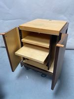 MEUBLE HIFI en bois de placage ouvrant par deux portes. (photo 3)