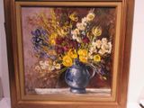 une peinture de fleurs dans un vase bleu sur une table