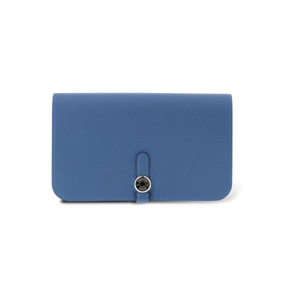un portefeuille en cuir bleu muni d'un fermoir métallique sur le devant