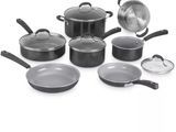 une image représentant un ensemble de casseroles et de poêles sur fond blanc