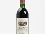 gros plan d'une bouteille de vin sur une surface blanche