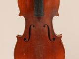 un vieux violon avec un archet accroché à son dos
