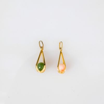 une paire de boucles d'oreilles en or ornées de pierres vertes et roses