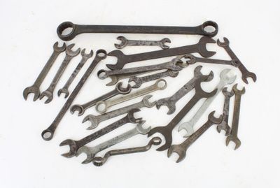 a lot of wrenches that are laying on top of each other