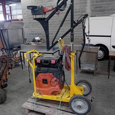 une machine posée sur une palette dans un garage