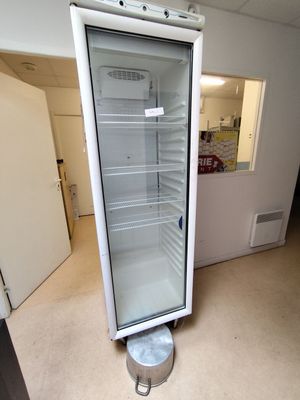 Vitrine réfrigérée à une porte ,en panne MONDIAL ELITE, prob…