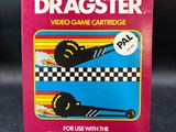 un gros plan sur la boîte d'un jeu vidéo intitulé « Dragster »