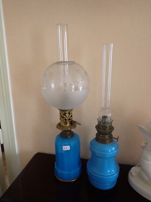 deux lampes bleues posées l'une à côté de l'autre sur une table noire