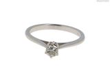 gros plan d'une bague en diamant sur fond blanc