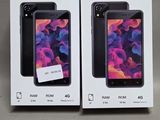 deux boîtes contenant des téléphones noirs et violets, posées l'une à côté de l'autre