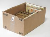 boîte en carton remplie d'une grande variété de CD