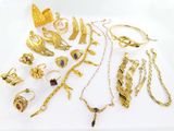 beaucoup de bijoux en or sur une surface blanche