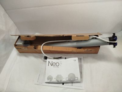 un boîtier sur lequel se trouve une télécommande et un boîtier contenant une télécommande à l'intérieur