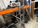 un homme qui se tient debout à côté d'un tas de pneus