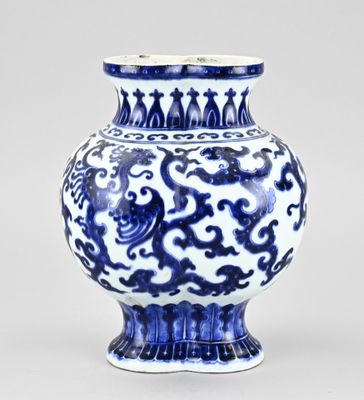 un vase bleu et blanc posé sur une table