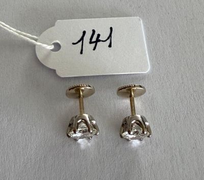Paire de Clous d’oreilles en or gris, sertis de 2 Diamants t…