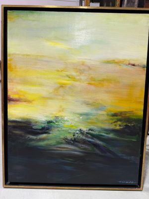 une peinture à l'huile représentant un coucher de soleil sur l'océan, posée sur une table