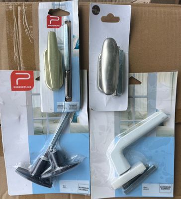 deux cartons contenant différents types d'aspirateurs