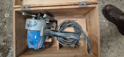 une boîte contenant une perceuse et un cordon d'alimentation