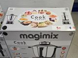 une boîte posée par terre à côté d'un mixeur