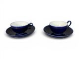 deux tasses et soucoupes, les soucoupes posées sur un fond blanc