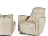 paire de fauteuils rembourrés beiges aux pieds dorés