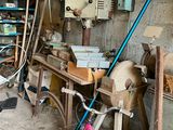 une photo d'un vélo dans un garage, avec des outils