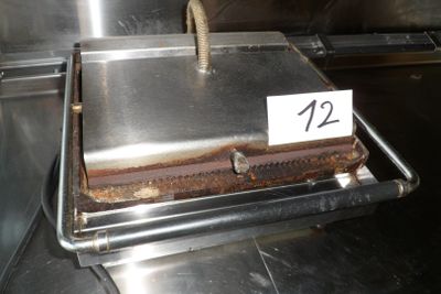 un gâteau posé sur une plaque dans le four