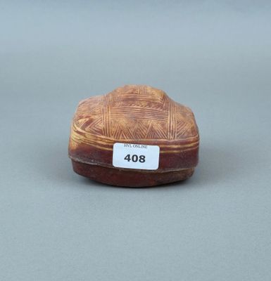 une petite boîte avec une étiquette, posée sur une table