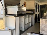 une photo d'une cuisine à l'intérieur d'un food truck
