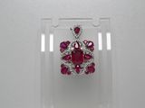 un gros plan d'un pendentif en diamants rouges et blancs exposé