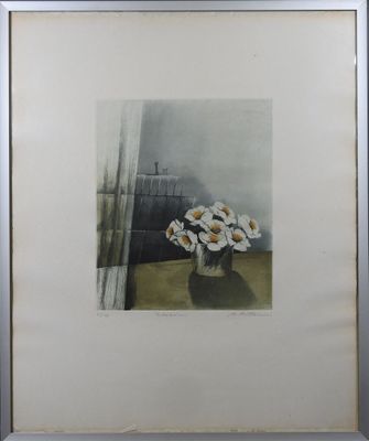 tableau représentant des fleurs dans un vase posé sur une table devant une fenêtre
