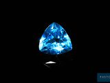 un diamant bleu sur fond noir