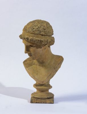 buste en marbre représentant un homme coiffé d'un chapeau
