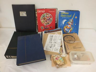 de nombreux livres et autres objets posés sur une table