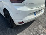 une voiture blanche garée dans un parking