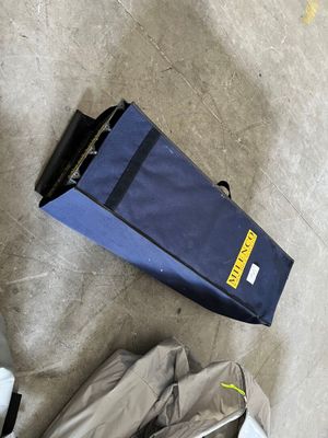 une valise bleue posée par terre à côté d'une paire de chaussures