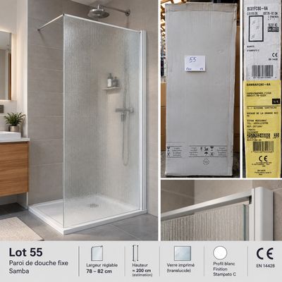 une photo d'une salle de bains avec une douche et un lavabo
