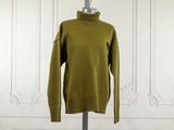 un pull à col roulé vert sur un mannequin, un mannequin, un mannequin, un mannequin, un mannequin, un mannequin, un mannequin, un mannequin, un mannequin, un mannequin, un mannequin, un mannequin, un mannequin, un mannequin, un mannequin, un mannequin, un mannequin, un mannequin, un mannequin, un mannequin, un mannequin, un mannequin, un mannequin, un mannequin, un mannequin, un mannequin, un mannequin, un mannequin, un mannequin, un mannequin, un mannequin, un mannequin, un mannequin,