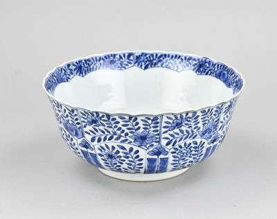 bol en porcelaine bleue et blanche orné d'un motif floral sur le bord