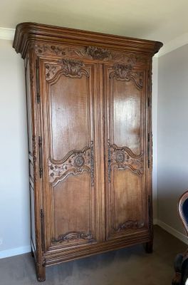 IMPORTANTE ARMOIRE en chêne mouluré et sculpté, les montants arrondis  - Photo 1