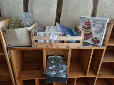 une étagère sur laquelle se trouvent de nombreux objets différents