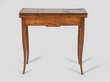 une petite table en bois surmontée d'un tiroir